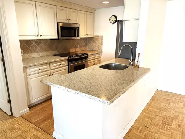 Hull, MA 02045,20 Rockland House Rd #205