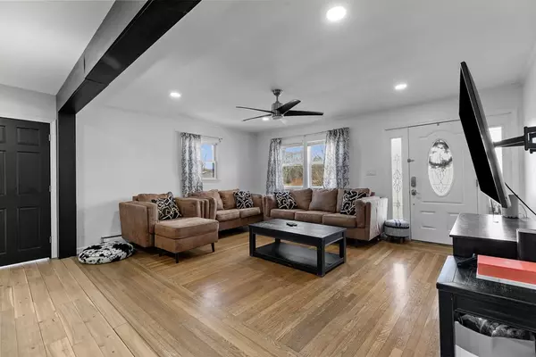 Tiverton, RI 02878,91 Montgomery