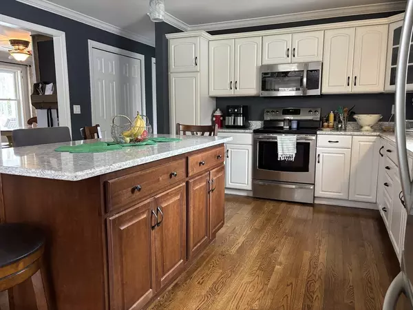 Seekonk, MA 02771,947 Pine St