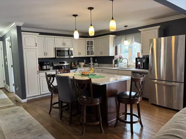 Seekonk, MA 02771,947 Pine St