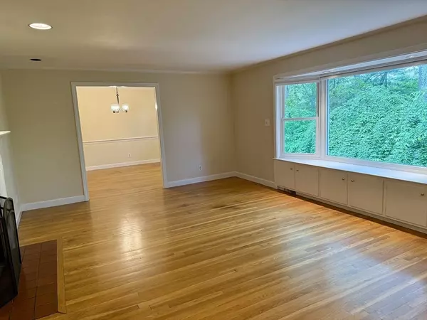Wellesley, MA 02482,14 Lilac Circle