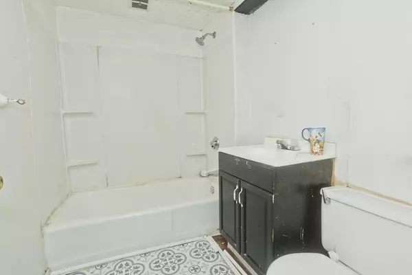 West Springfield, MA 01089,16 Worthen St