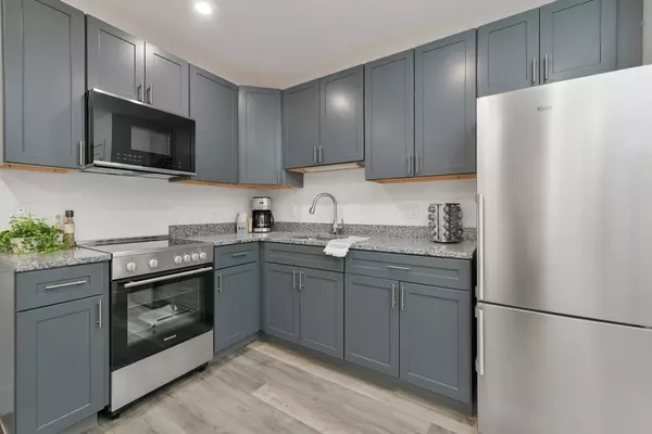 Lynn, MA 01901,585 Essex St #PH 723