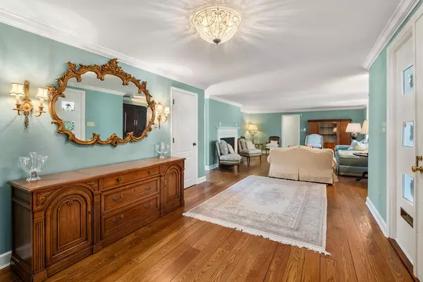 Worcester, MA 01609,8 Santuit Ln