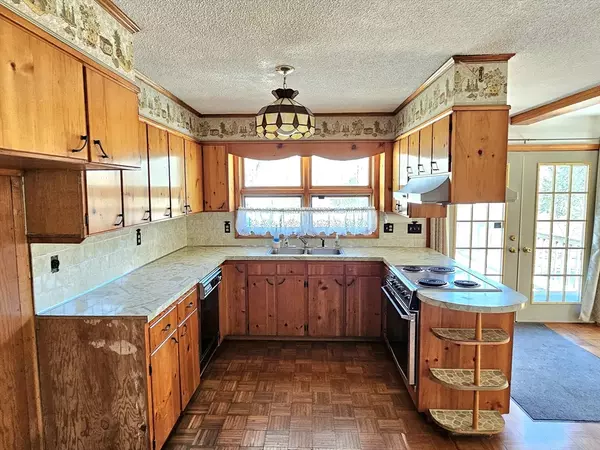 Acushnet, MA 02743,106 S Main St