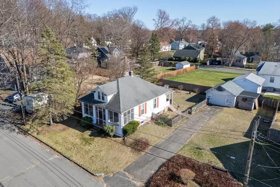 33 Taber St, Springfield, MA 01118
