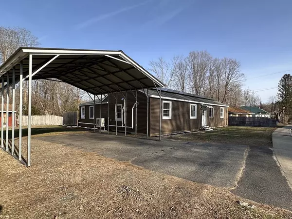 Warren, MA 01083,44 Comins Pond Rd