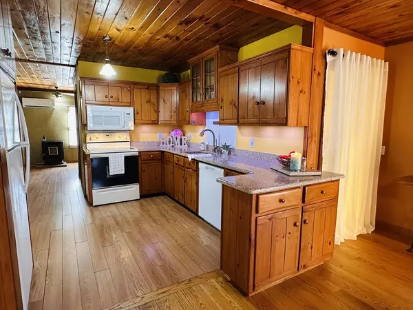 Warren, MA 01083,44 Comins Pond Rd