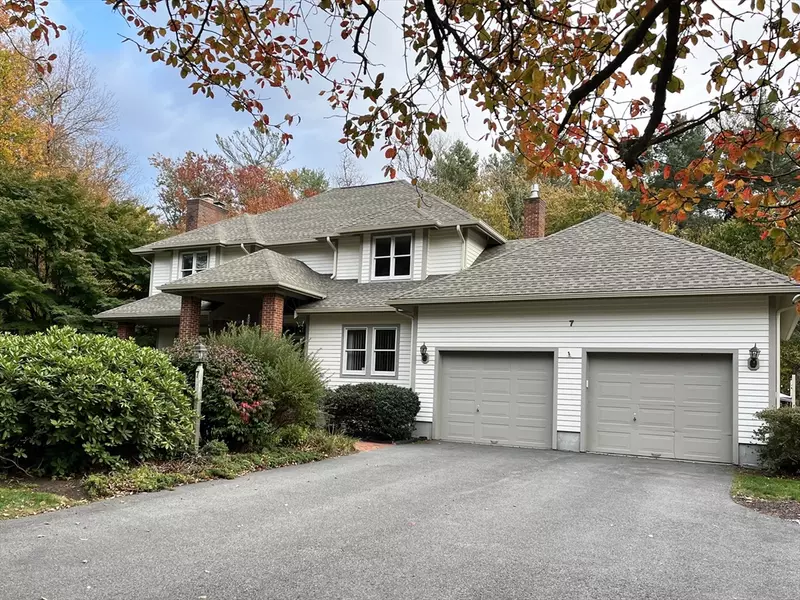7 Laura Ln, Mattapoisett, MA 02739