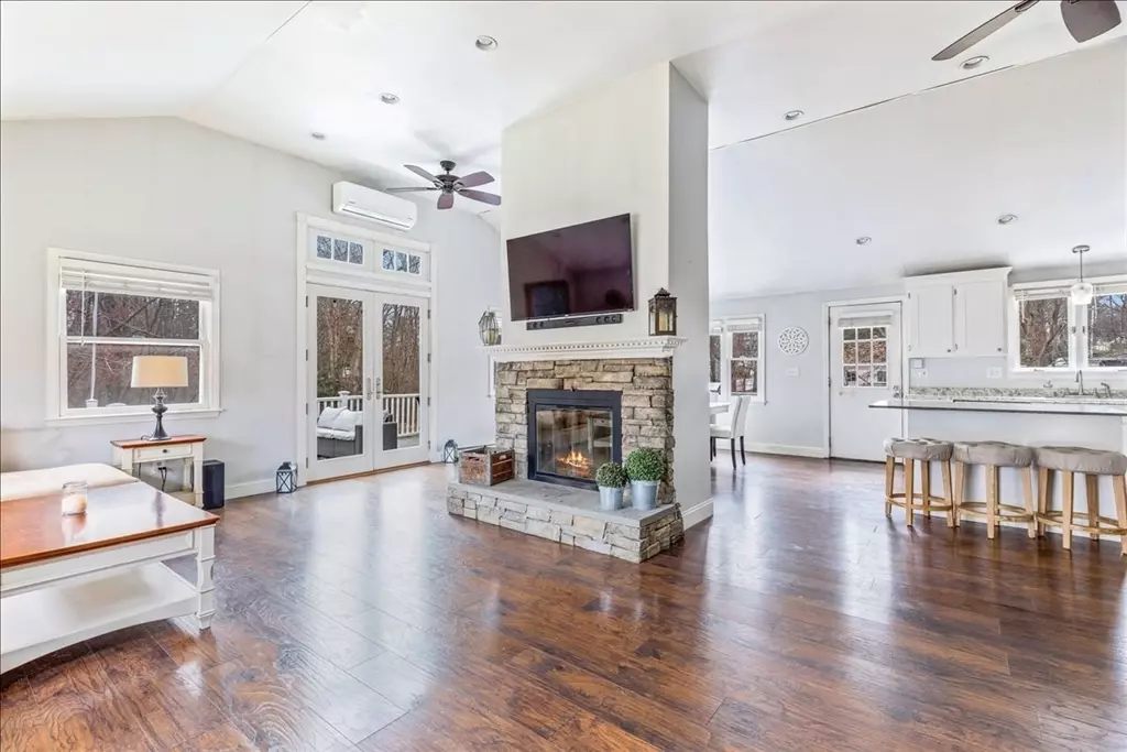 Hingham, MA 02043,1 Country Ln