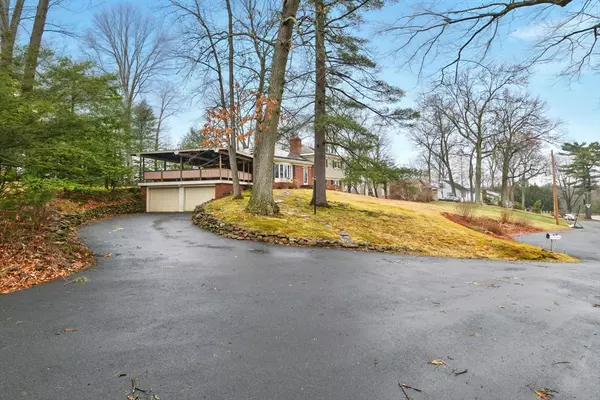 East Longmeadow, MA 01028,31 Oak Bluff Cir
