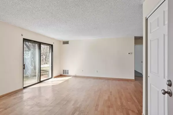 Natick, MA 01760,8 Village Way #4
