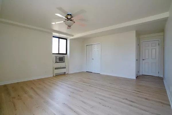 Andover, MA 01810,3 Longwood #104