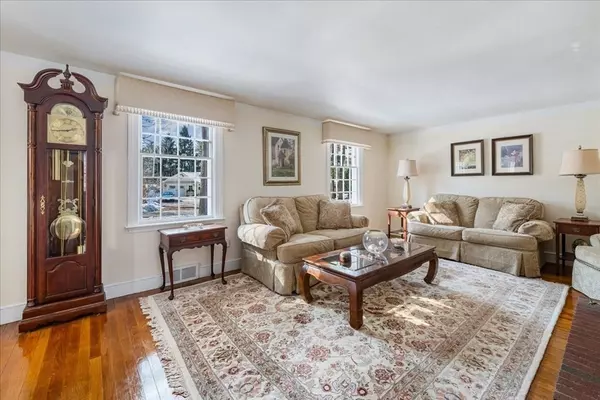 Hingham, MA 02043,25 Farm Hills