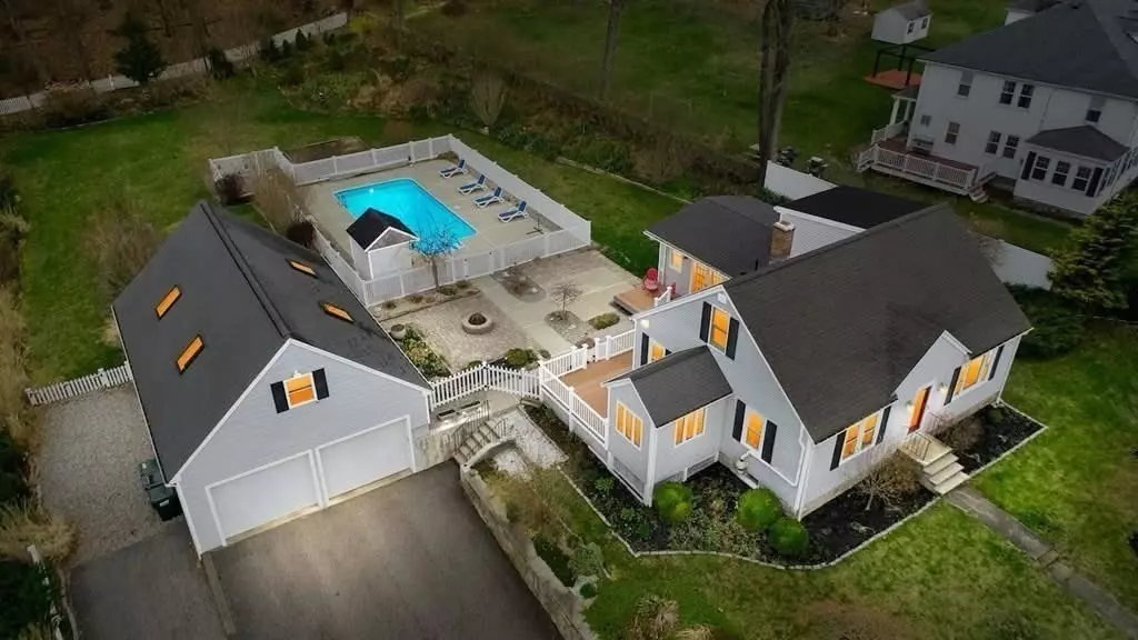 54 North St, Douglas, MA 01516