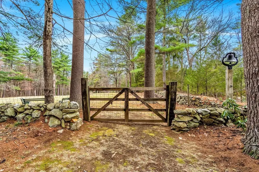 223 Pond St, Hopkinton, MA 01748