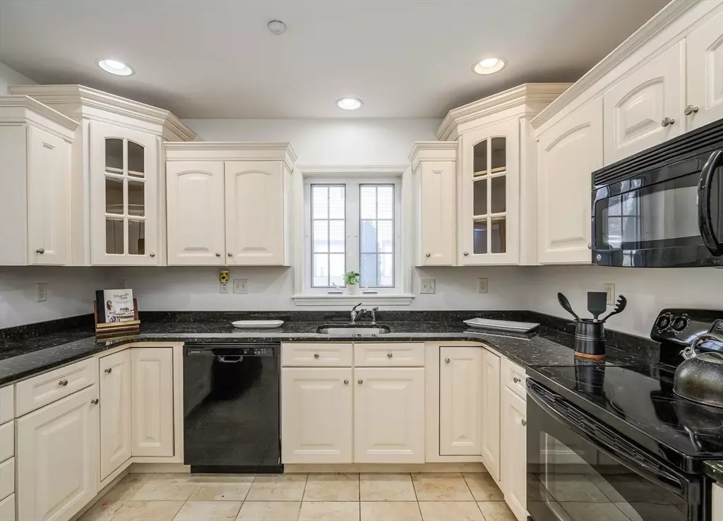 Clinton, MA 01510,2101 Briarwood Village #2101