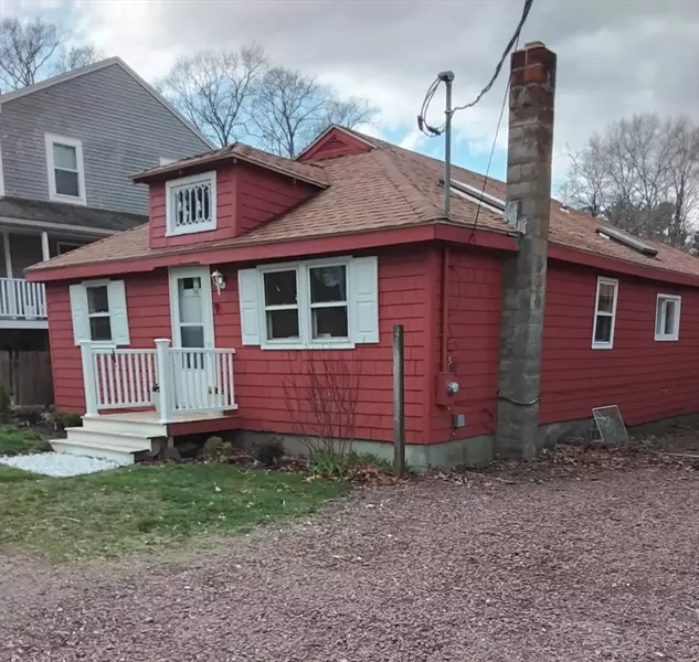 9 11th Ave, Halifax, MA 02338