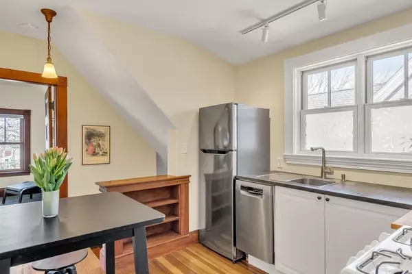 Somerville, MA 02144,37 Banks Street #3