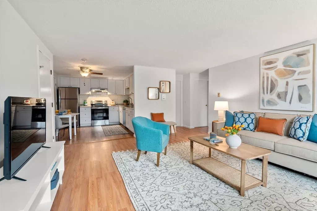 Medfield, MA 02052,89 Pleasant St #B10