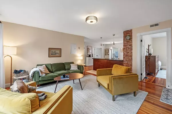 Salem, MA 01970,27 Dunlap St #2