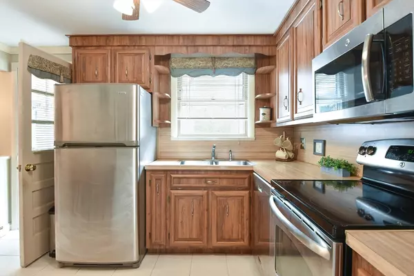 Walpole, MA 02081,1 Breezewood Ln