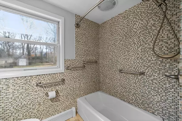 34 Spencer Dr Plymouth, MA 02360