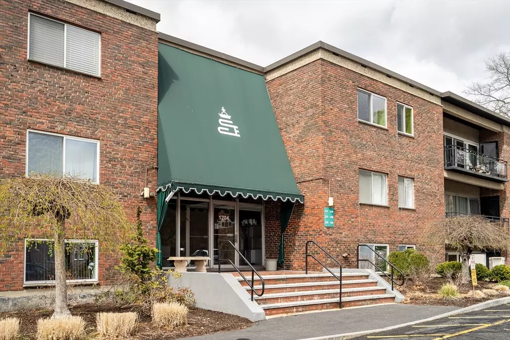 Needham, MA 02492,1202 Greendale Avenue #108