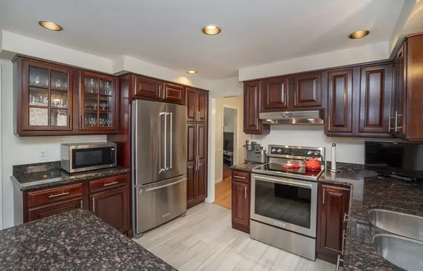 Amesbury, MA 01913,22 Elizabeth St