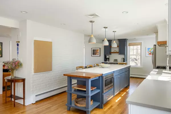 Hingham, MA 02043,4 Volunteer Road