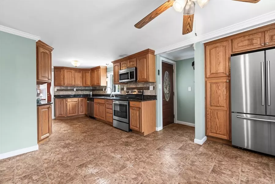 13 Canterbury St, Billerica, MA 01821