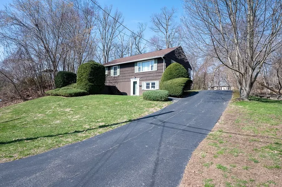 1 Mayfair Ln, Millbury, MA 01527