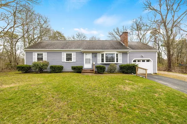 93 Pebble Ln, Falmouth, MA 02556
