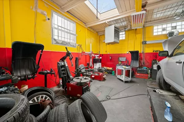 New Bedford, MA 02740,275 County St