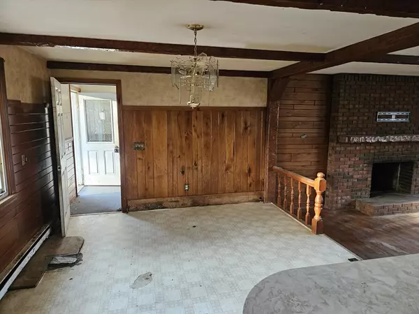 Southwick, MA 01077,8 Curtis Rd