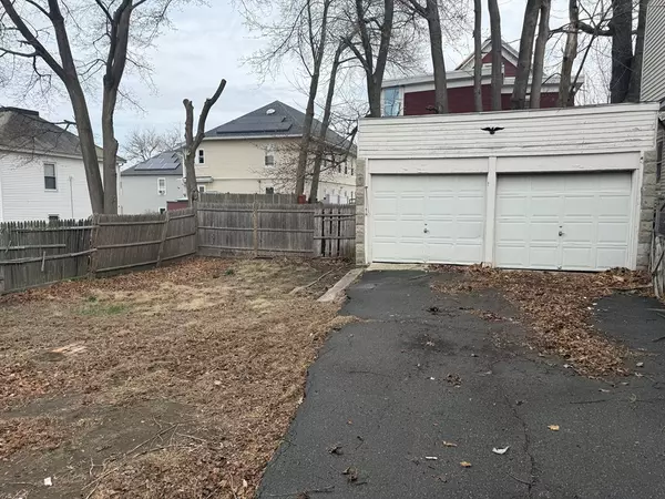 Lawrence, MA 01810,5 Magnolia St