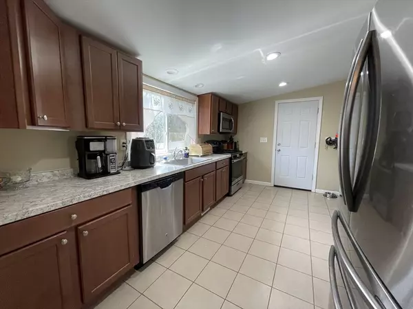 Fairhaven, MA 02719,10 Harvard St