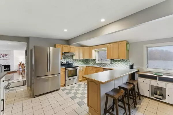 South Hadley, MA 01075,44 Spring St Ext