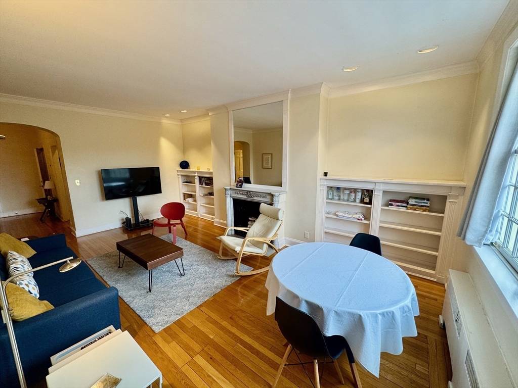 Boston, MA 02108,80 Beacon St #7