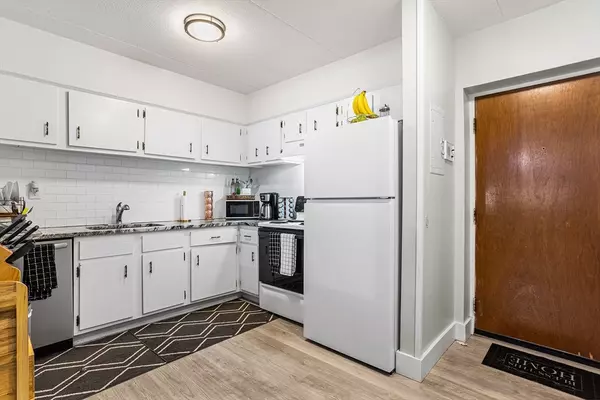 Holliston, MA 01746,49 Windsor Dr #105