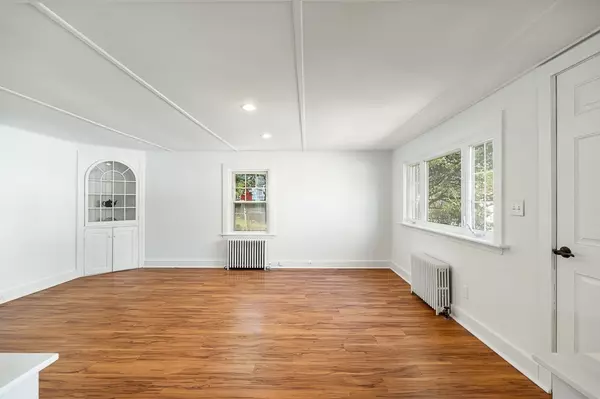 Gloucester, MA 01930,3 Davis St Ext