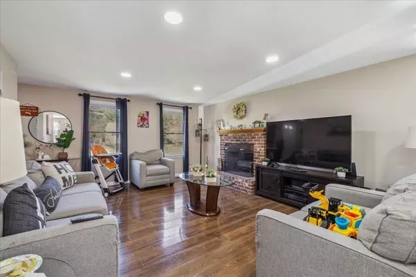 East Bridgewater, MA 02333,14 Fieldcrest Lndg