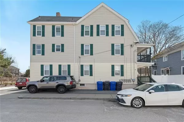 15 Thompson St, Warren, RI 02885