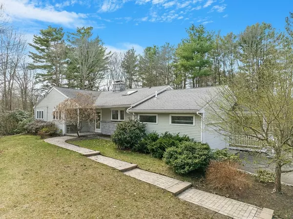 281 South St, Medfield, MA 02052
