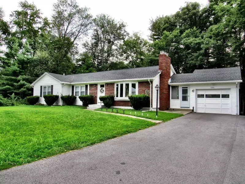 1200 School St, Webster, MA 01570