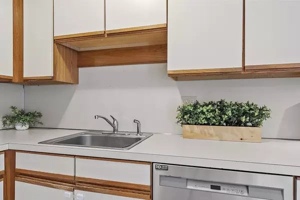 Dracut, MA 01826,105 Tennis Plaza Rd #14