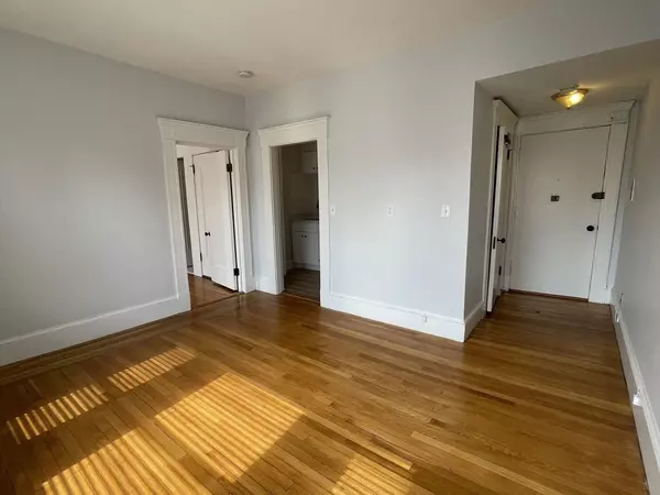 Boston, MA 02115,520 Beacon Street #4C