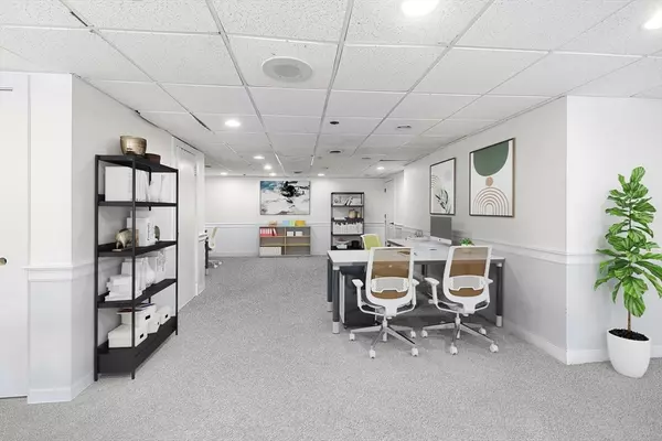 Marblehead, MA 01945,2 Market Sq #3