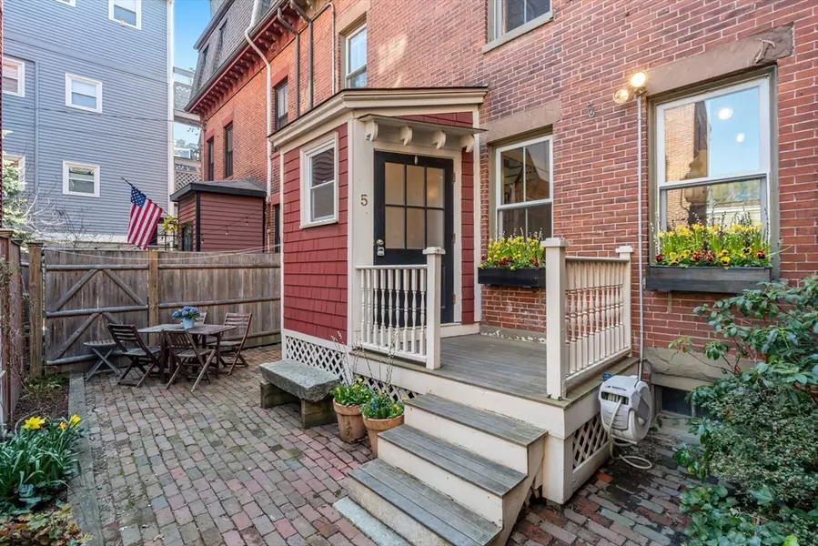 5R Salem Street, Boston, MA 02129