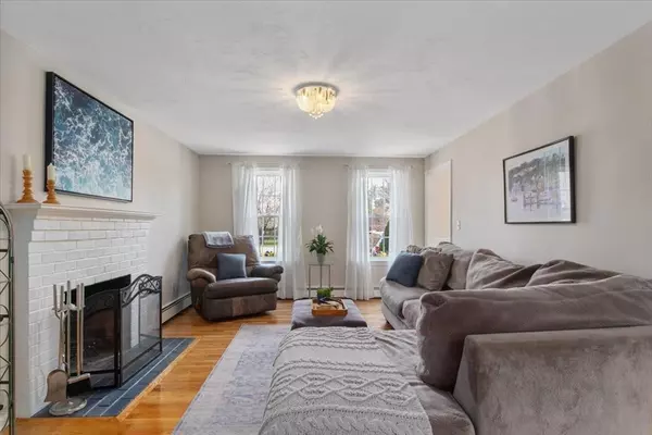 Walpole, MA 02081,15 Helen Ln